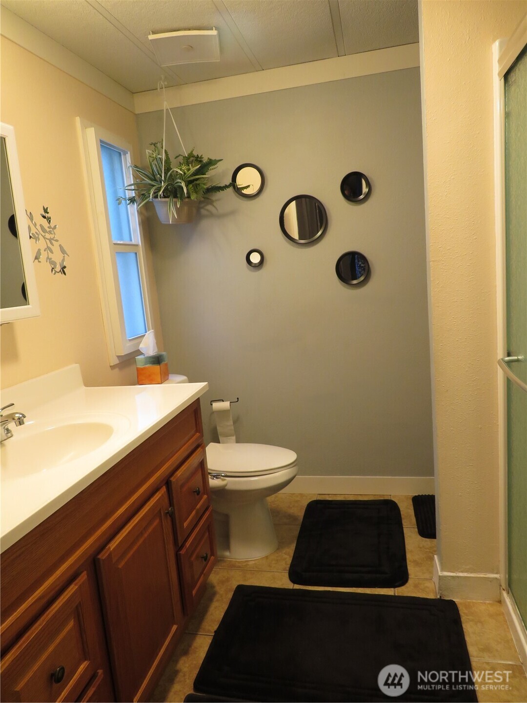 222 Delezenne Road Elma, WA 98541 - Photo 18 of 31 a bathroom with a toilet and a shower curtain