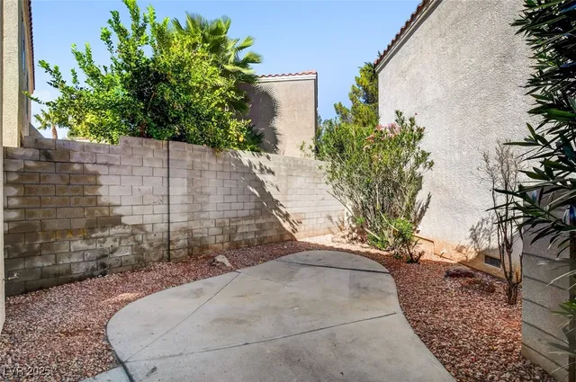 $2,150 | 8824 Cornwall Glen Avenue, Las Vegas, NV 89129