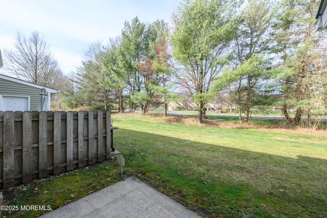 a view of yard with green space