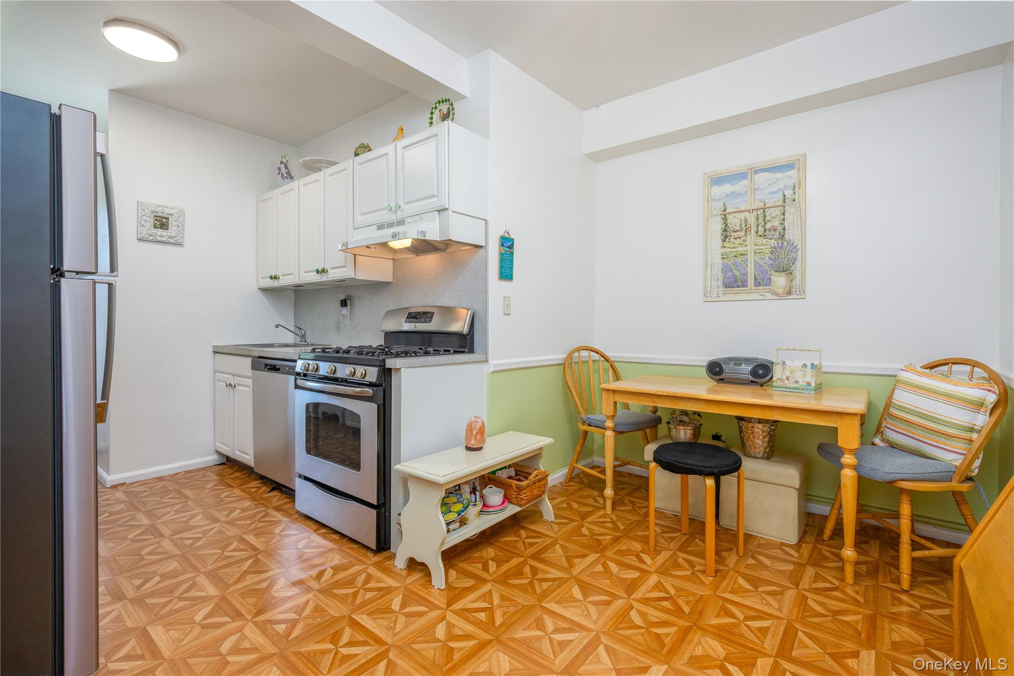 900 Palmer Road, Unit 6D Bronxville, NY 10708 - Photo 17 of 24 Eat-in kitchen