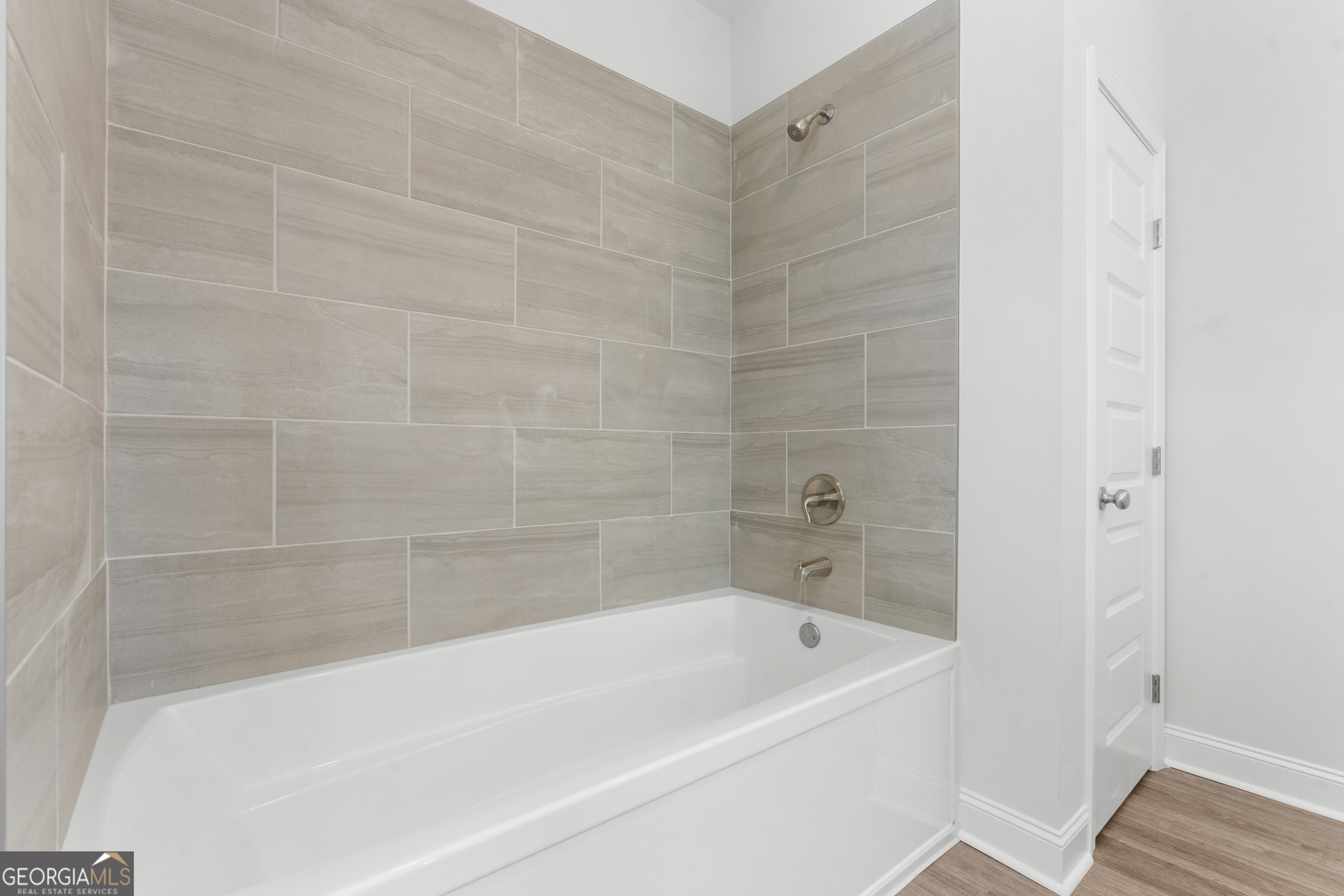 209 Hopecrest Road Statesboro, GA 30458 - Photo 16 of 27 a bathroom with a bathtub