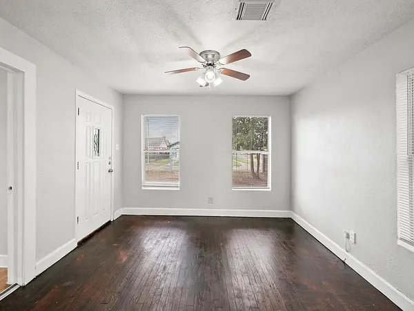 $1,000 | 3101 Illinois Street, Baytown, TX 77520