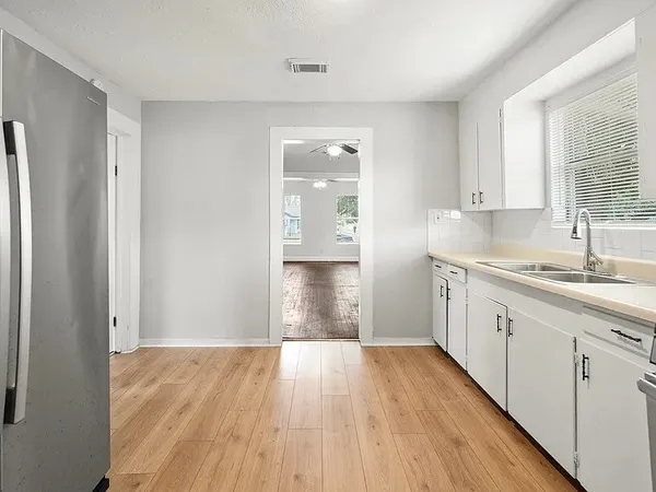 $1,000 | 3101 Illinois Street, Baytown, TX 77520