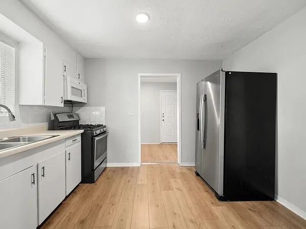 $1,000 | 3101 Illinois Street, Baytown, TX 77520