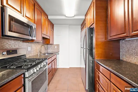 $325,000 | 3 Horizon Road, Unit G11, Fort Lee, NJ 07024