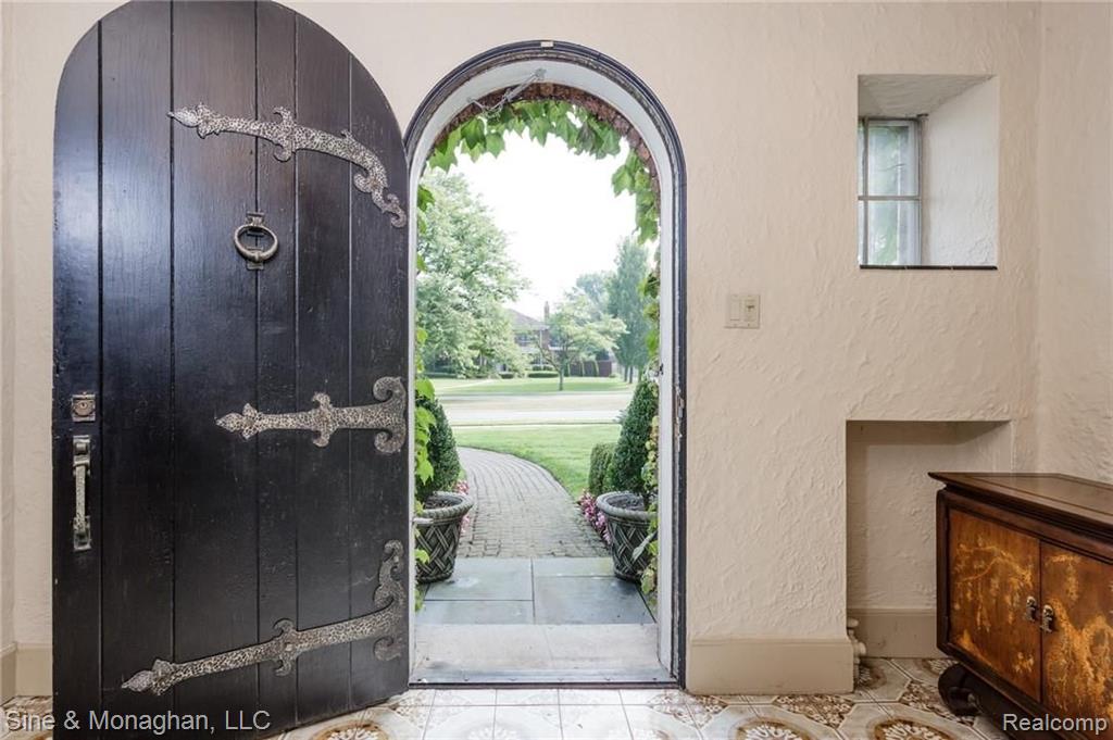 561 Middlesex Road Grosse Pointe Park, MI 48230 - Photo 3 of 53