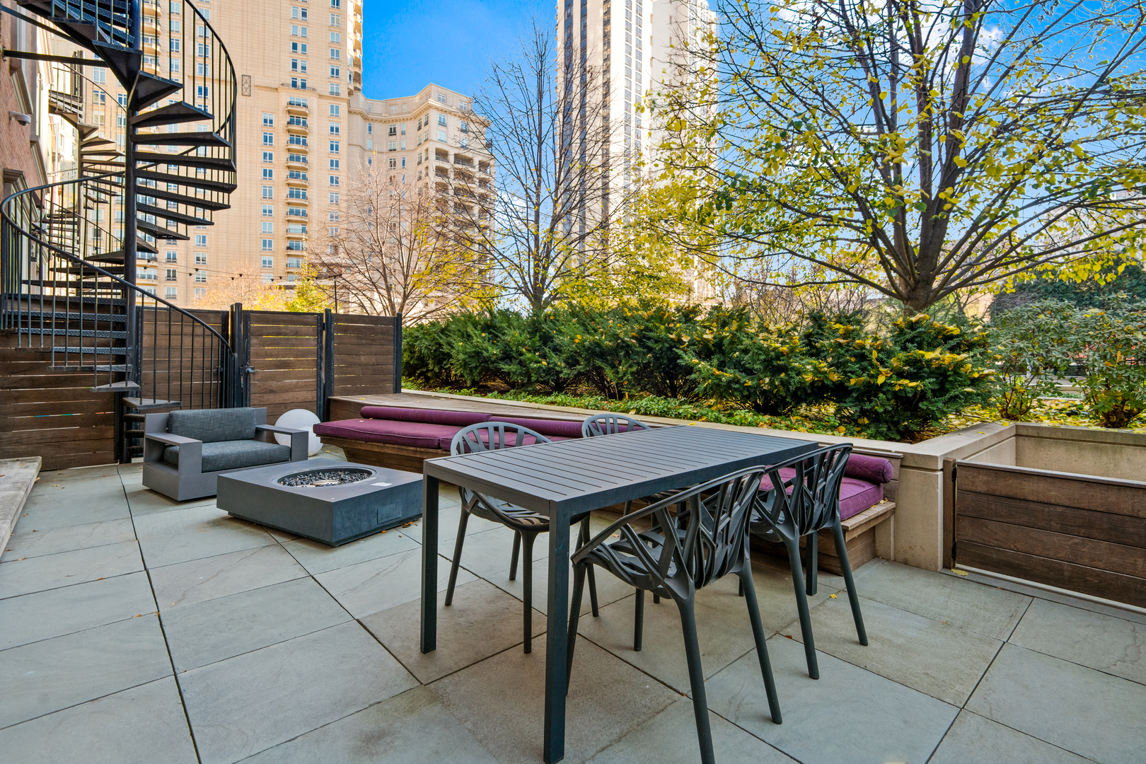 453 West Deming Place Chicago, IL 60614 - Photo 14 of 50 a table and chairs in front of a city