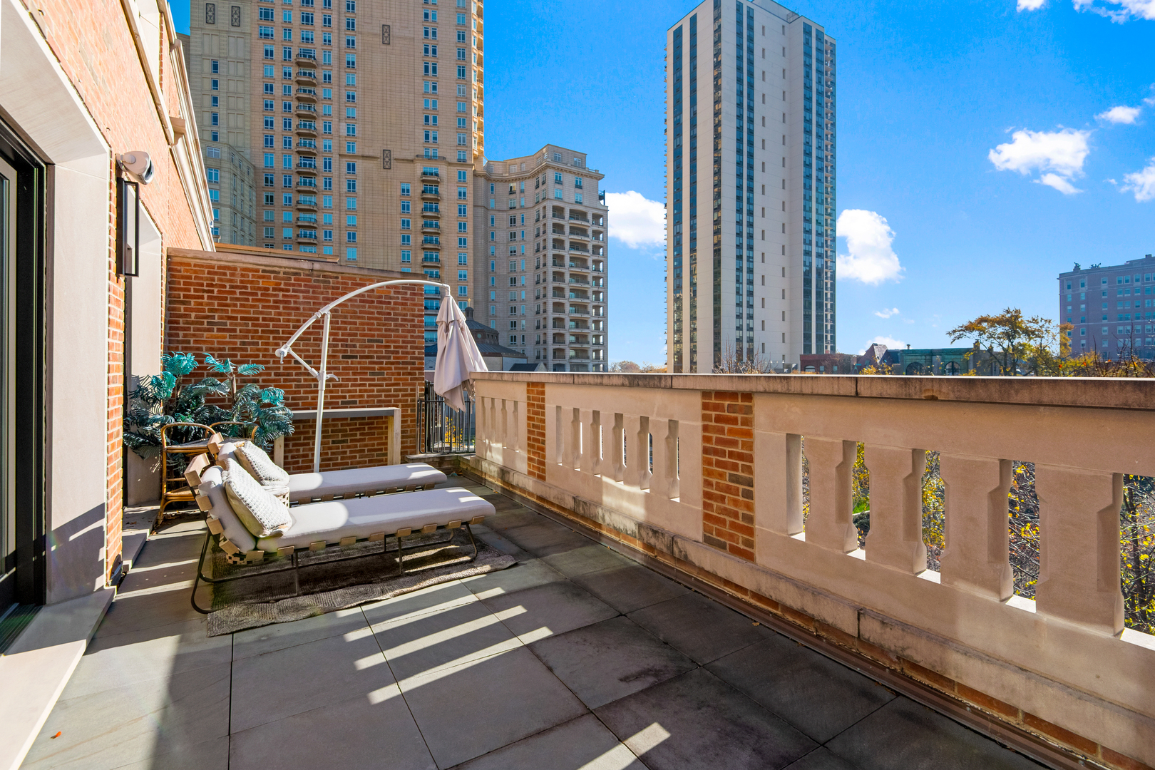 453 West Deming Place Chicago, IL 60614 - Photo 32 of 50 a roof deck view with tall buildings