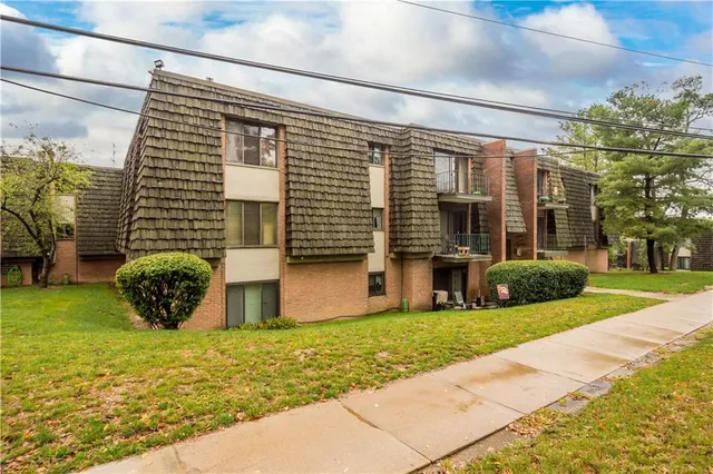 $105,000 | 335 Forest Green Drive, Unit 335, Coraopolis, PA 15108
