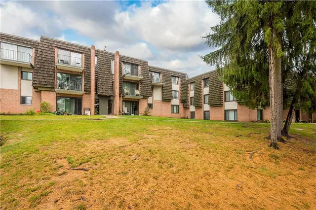 $105,000 | 335 Forest Green Drive, Unit 335, Coraopolis, PA 15108