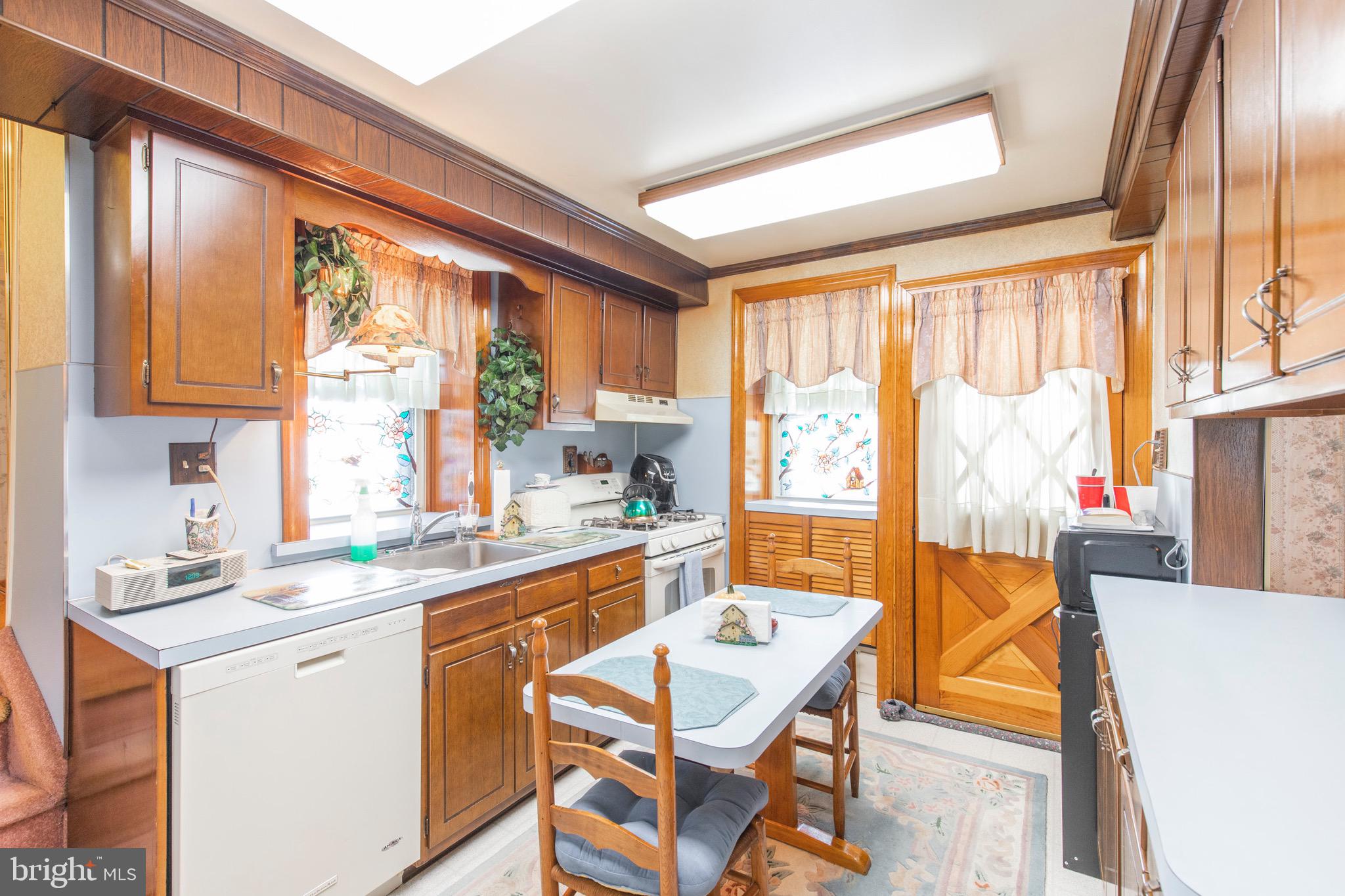 7233 Hilltop Road Upper Darby, PA 19082 - Photo 11 of 33
