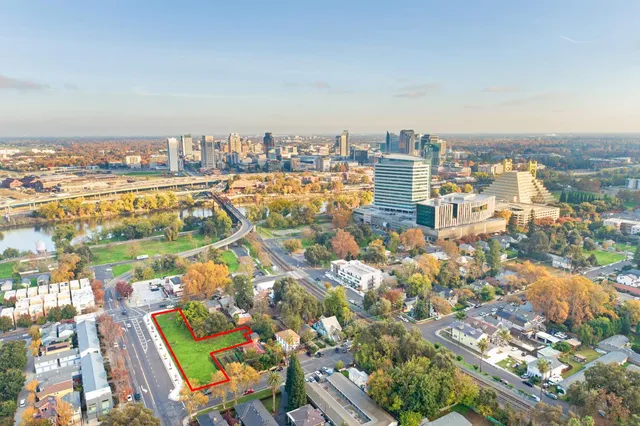 an aerial view of residential building and lake