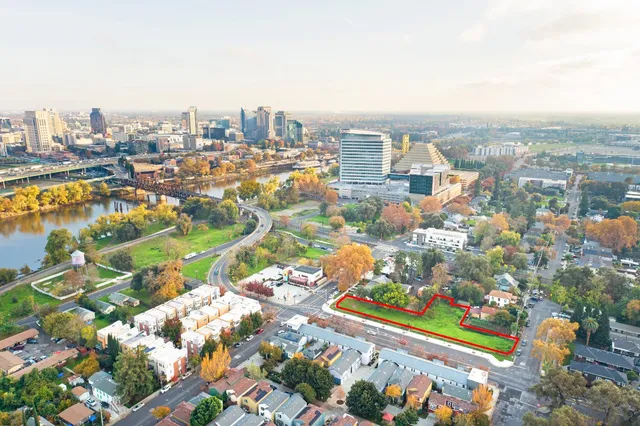 an aerial view of residential building and lake