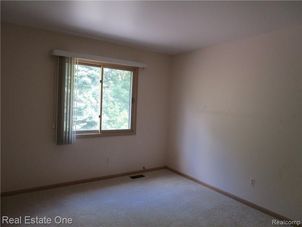 2124 Reagan Drive Rochester Hills, MI 48309 - Photo 19 of 23