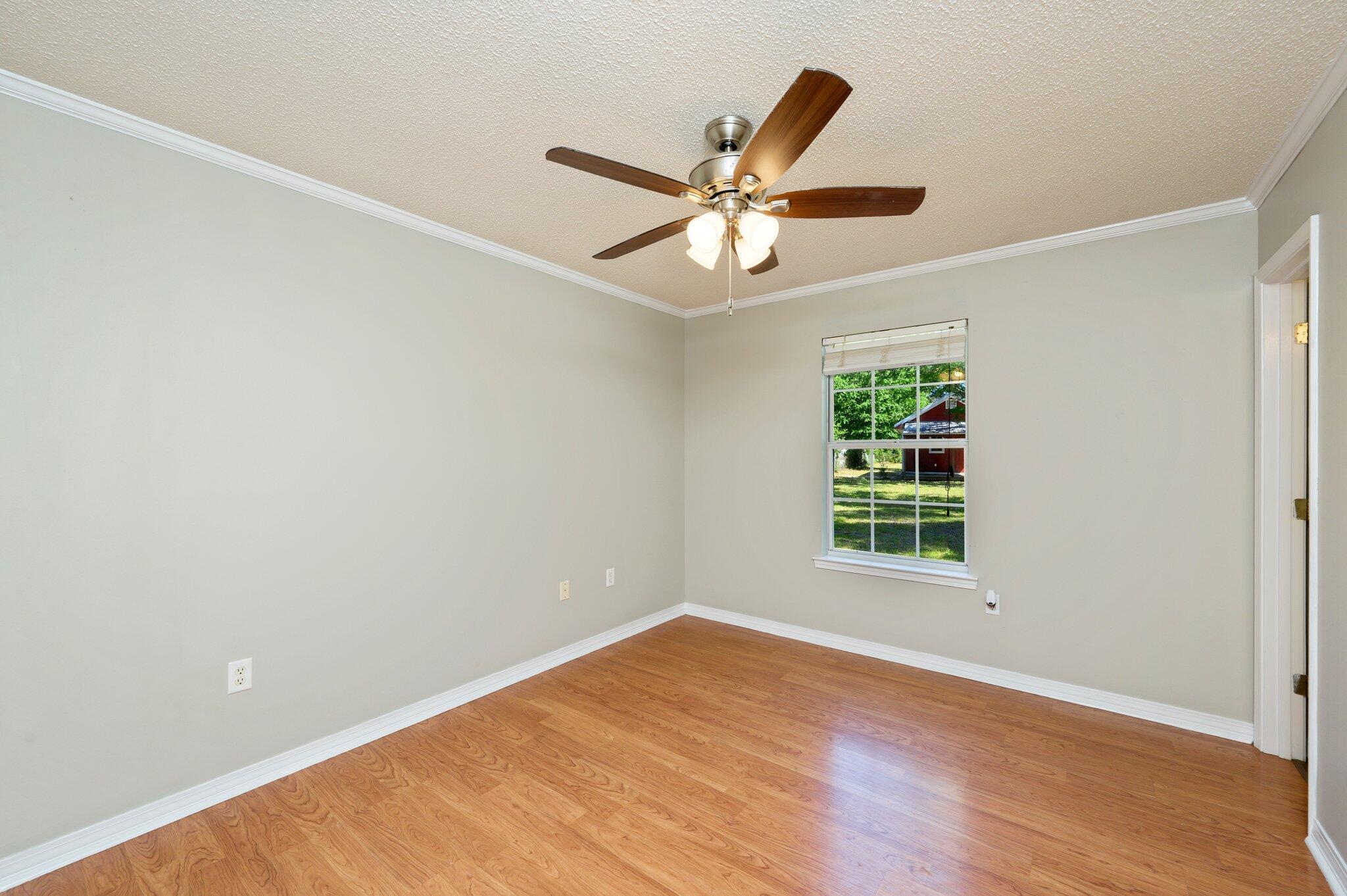 102 Butler Circle Crestview, FL 32536 - Photo 13 of 33 19-web-or-mls-102 Butler Cir-17