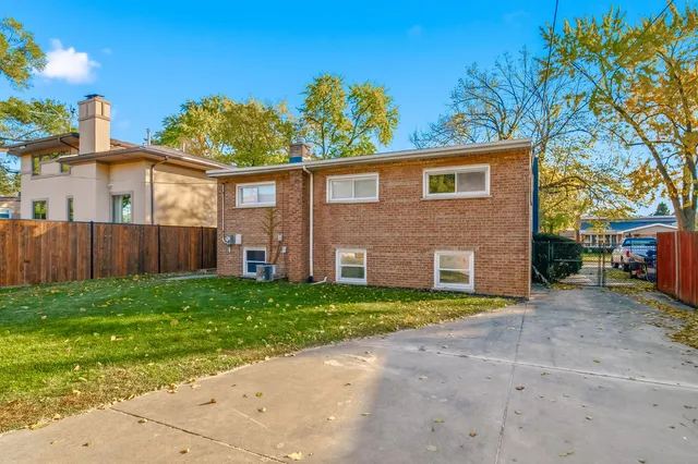 $394,900 | 4024 West 106th Street, Oak Lawn, IL 60453