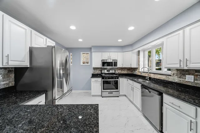 $394,900 | 4024 West 106th Street, Oak Lawn, IL 60453