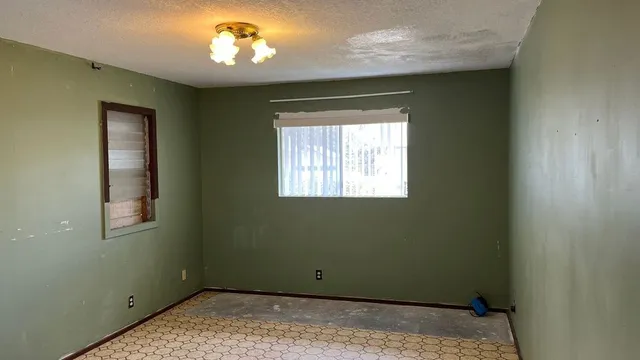 a view of empty room with window