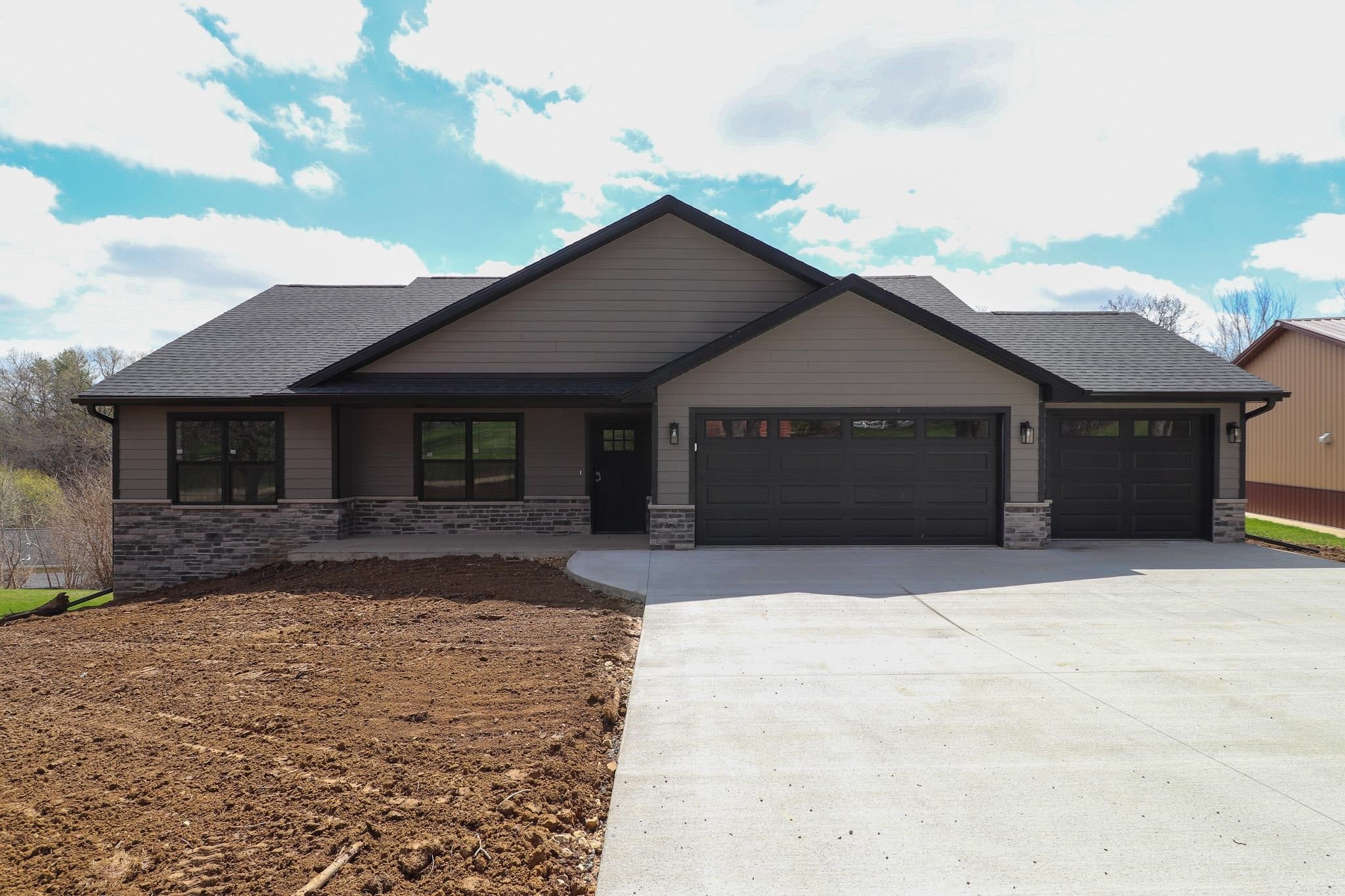 801 Hawkeye Heights Road Dubuque, IA 52001 - Photo 1 of 30 Gallery Image 1