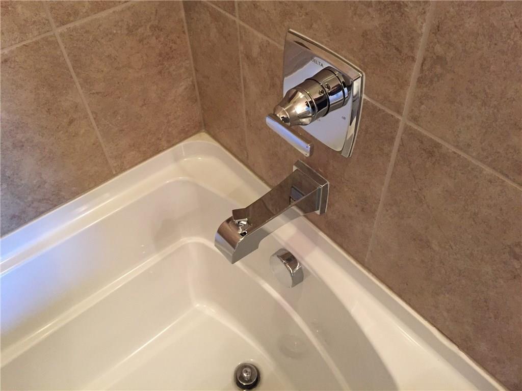 1017 Water Street Carrollton, TX 75007 - Photo 17 of 21 a bathroom with a bathtub
