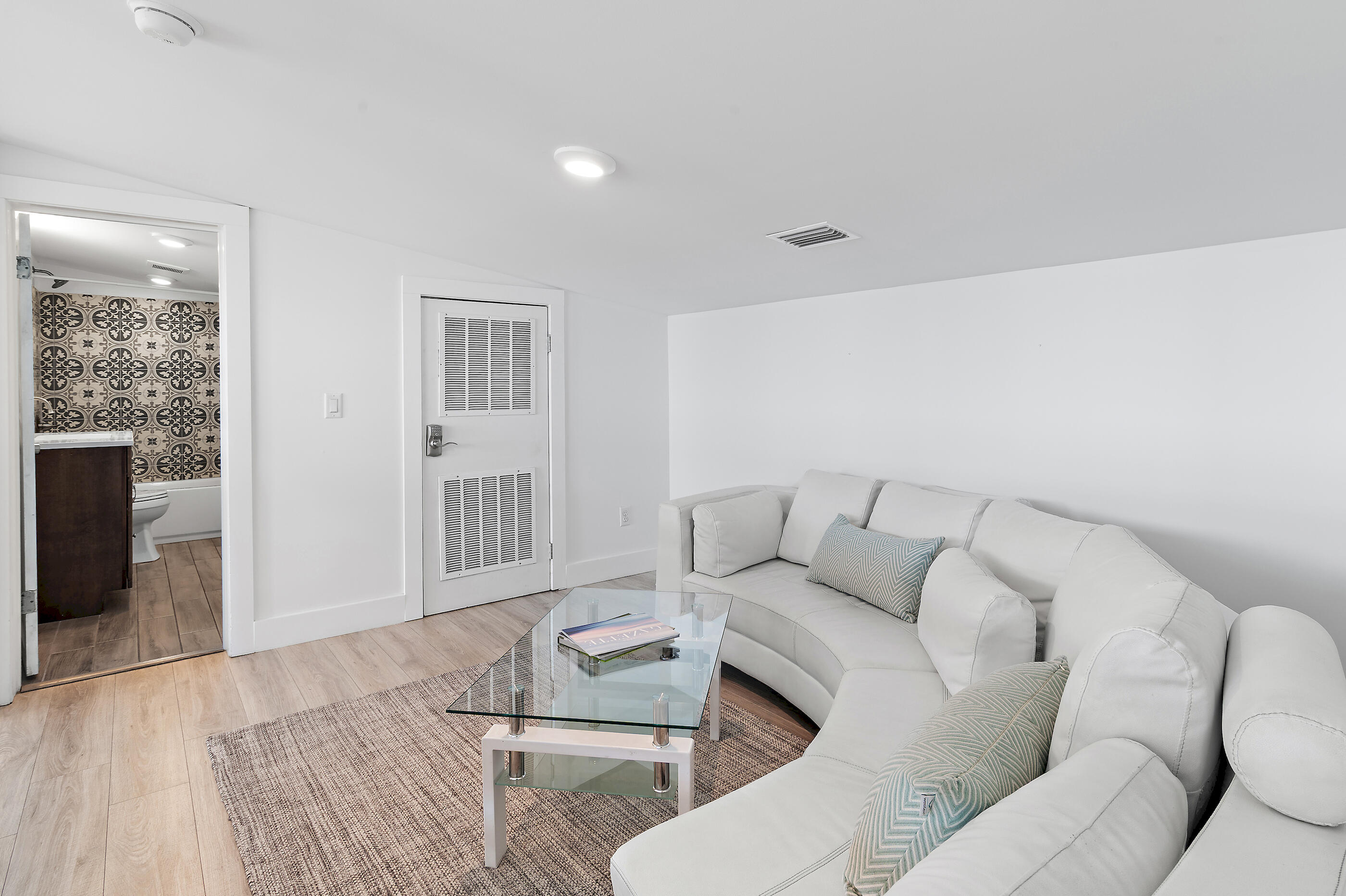 13826 Front Beach Road Panama City Beach, FL 32413 - Photo 25 of 38 Second living room