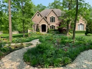 a view of a house with backyard