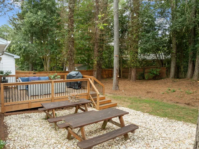 a view of a house with backyard