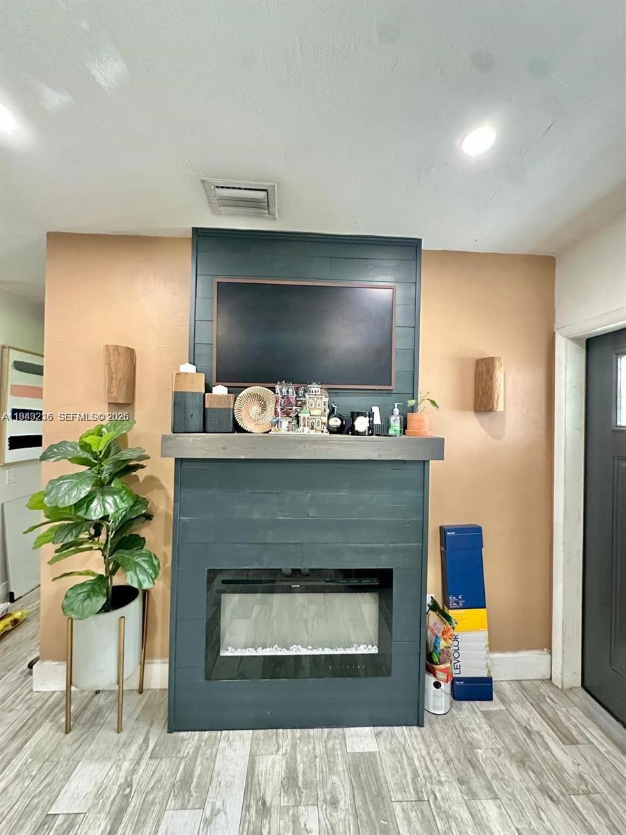651 East 38th Street Hialeah, FL 33013 - Photo 5 of 23 Fireplace/Foyer