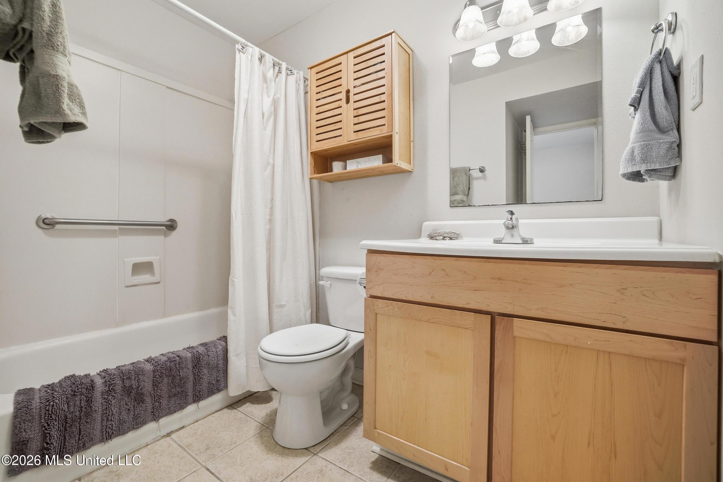 3230 Cumberland Road, Unit 41 Ocean Springs, MS 39564 - Photo 22 of 43 FULL BATH BETWEEN BEDROOMS