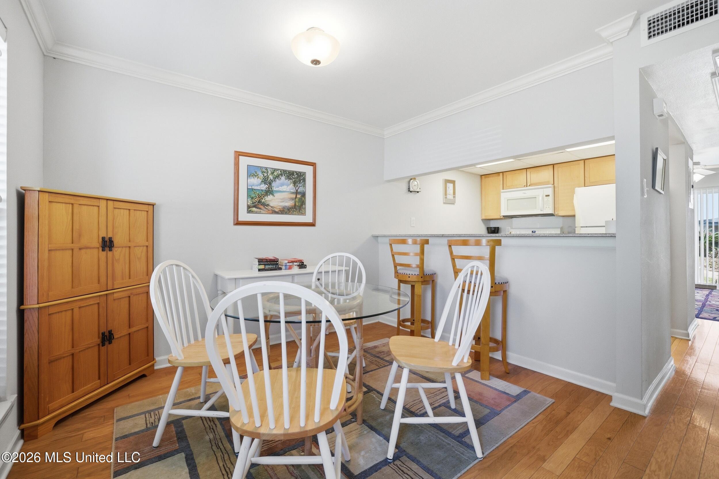 3230 Cumberland Road, Unit 41 Ocean Springs, MS 39564 - Photo 5 of 43 DINING AND BAR AREA