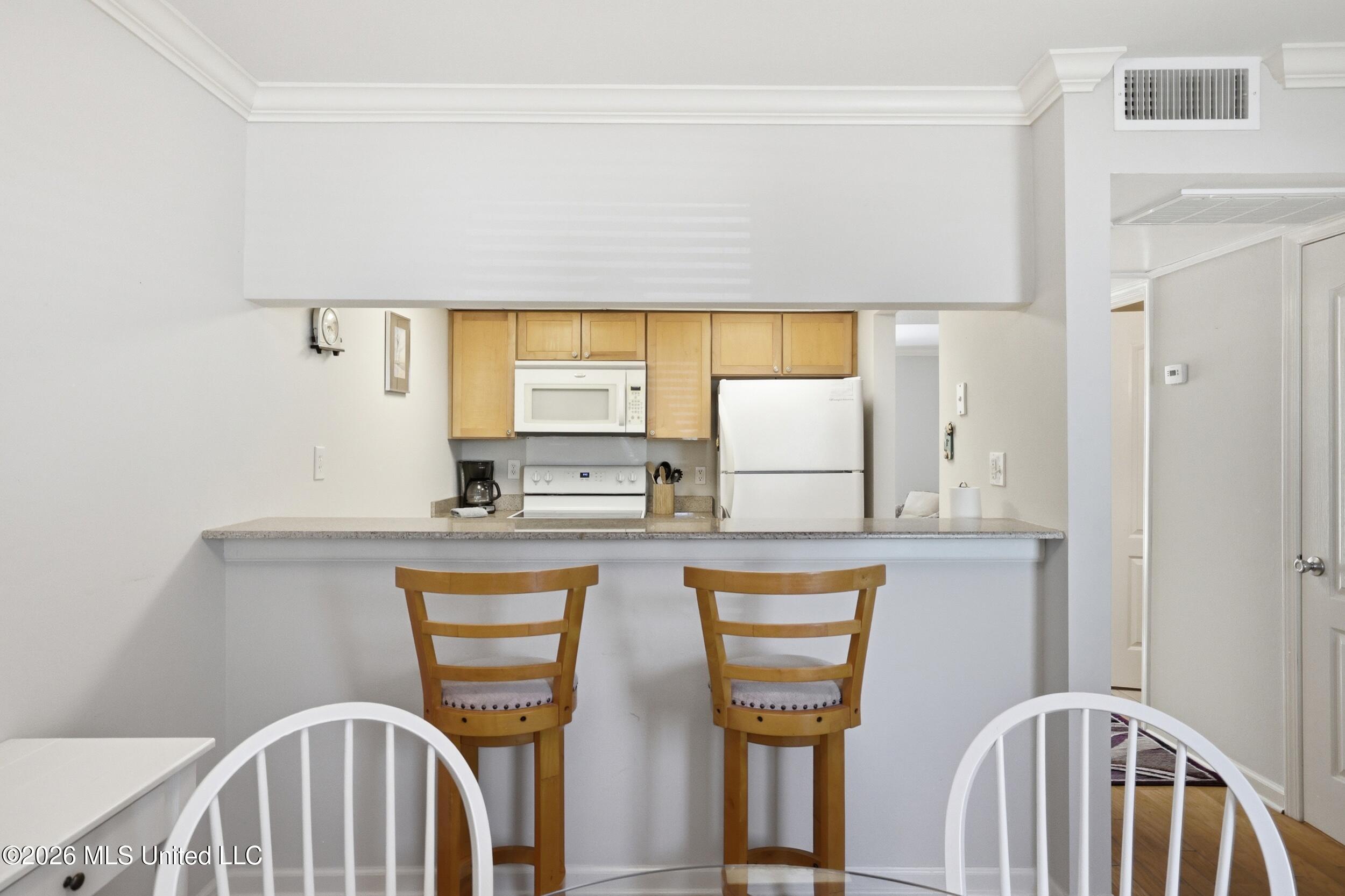 3230 Cumberland Road, Unit 41 Ocean Springs, MS 39564 - Photo 8 of 43 KITCHEN BAR DINING
