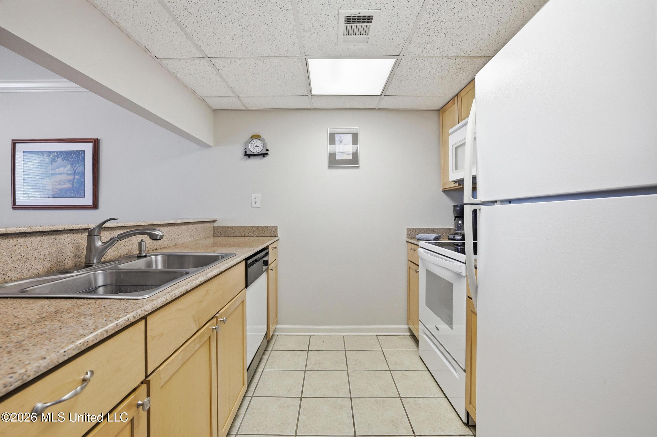 3230 Cumberland Road, Unit 41 Ocean Springs, MS 39564 - Photo 9 of 43 GALLEY KITCHEN