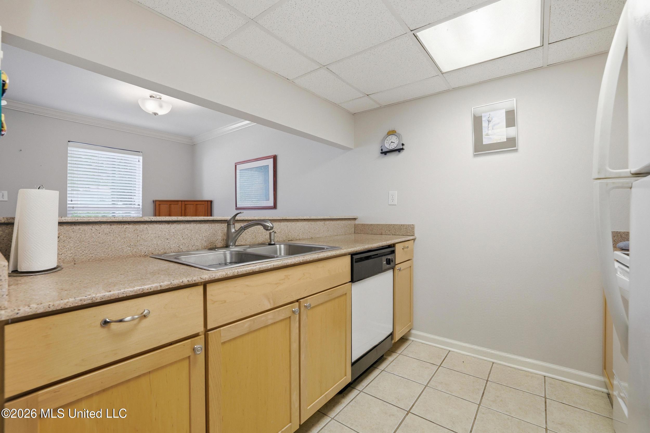 3230 Cumberland Road, Unit 41 Ocean Springs, MS 39564 - Photo 10 of 43 KITCHEN LOOKING INTO DINING