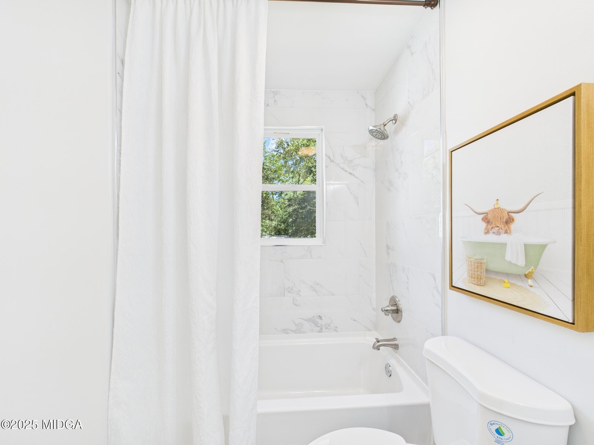 2471 Old Holton Road Macon, GA 31204 - Photo 23 of 34 a bathroom with a bathtub and a shower