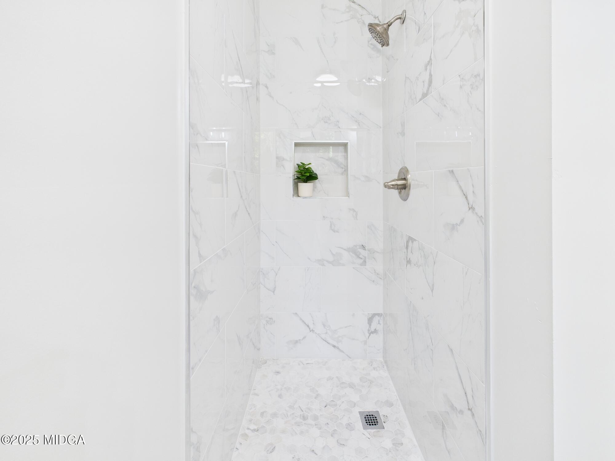 2471 Old Holton Road Macon, GA 31204 - Photo 28 of 34 a bathroom with a shower