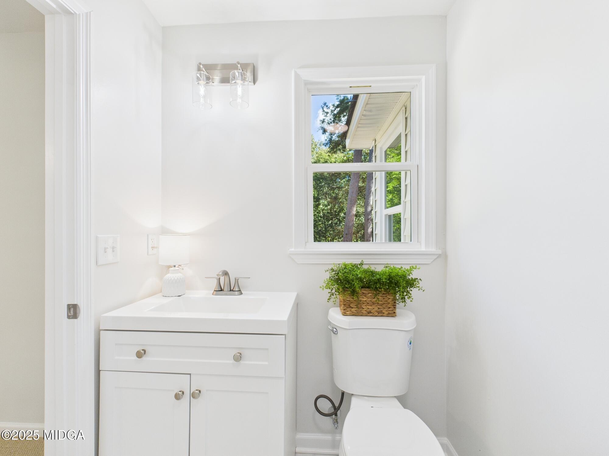 2471 Old Holton Road Macon, GA 31204 - Photo 29 of 34 a bathroom with a toilet sink and mirror