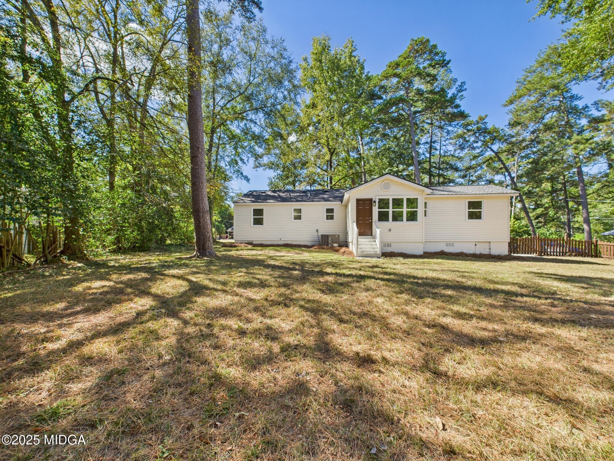 2471 Old Holton Road Macon, GA 31204 - Photo 31 of 34 a front view of a house with a garden