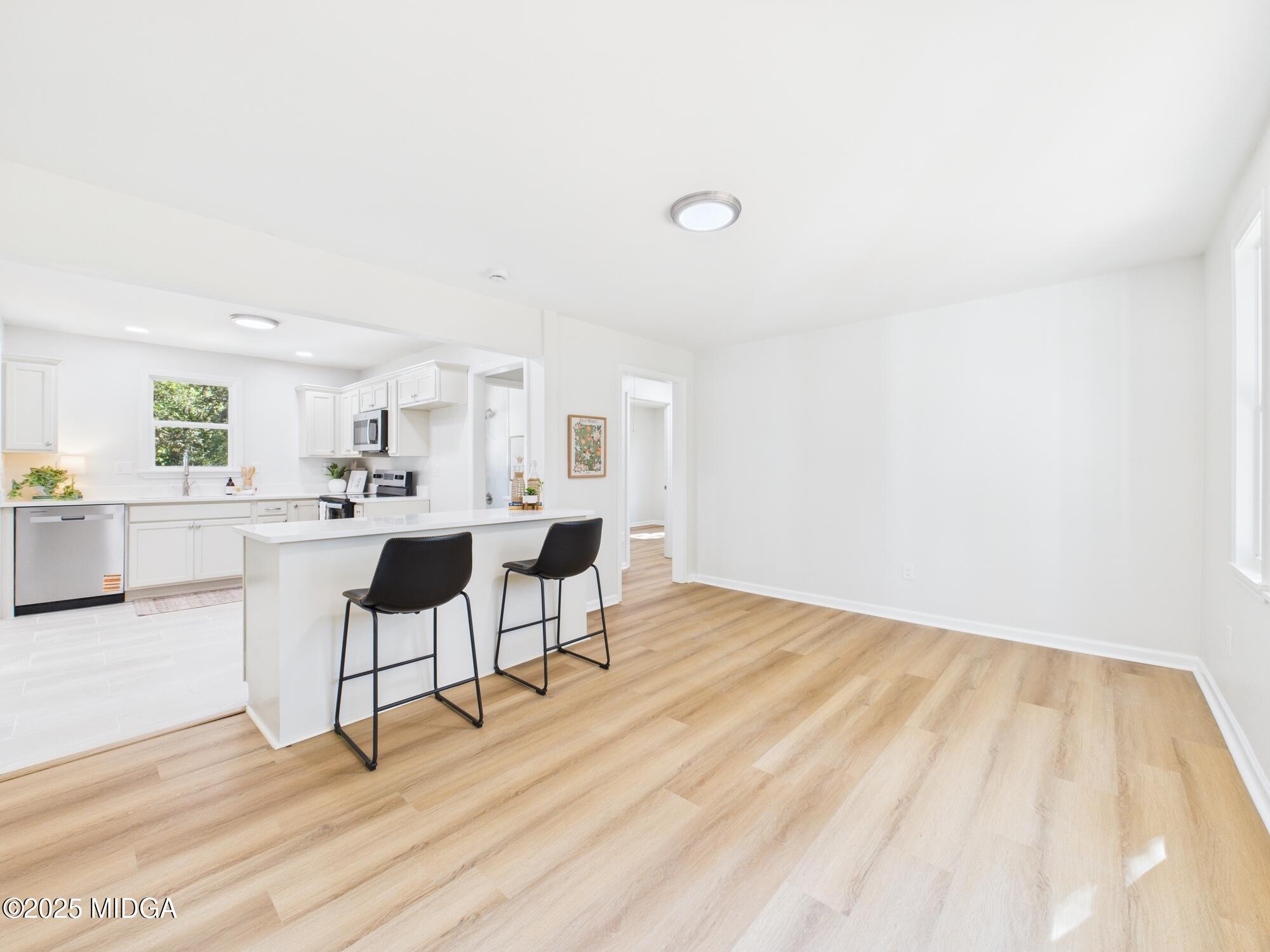 2471 Old Holton Road Macon, GA 31204 - Photo 4 of 34 a living room with furniture and a wooden floor