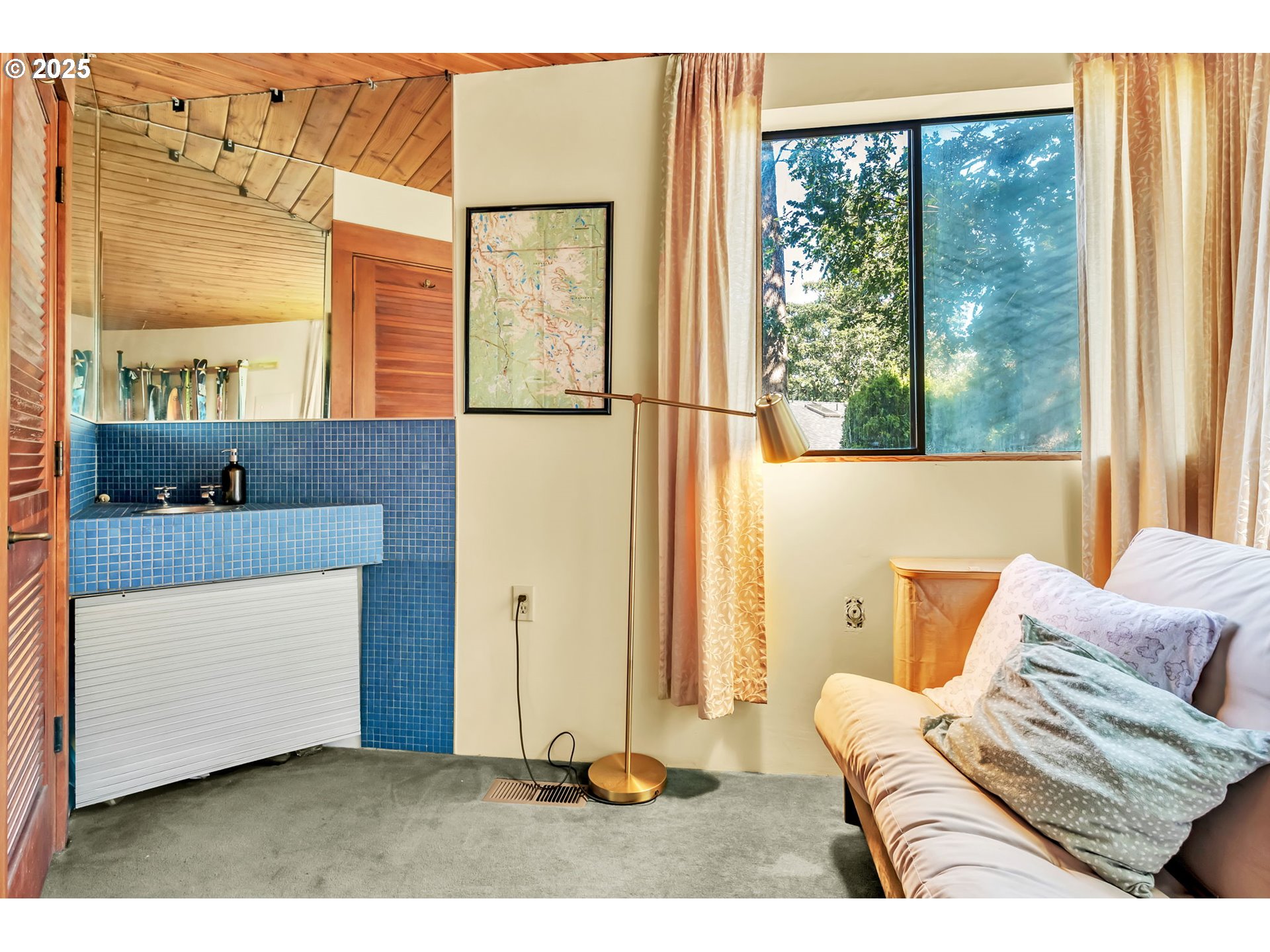 2696 Moon Mountain Drive Eugene, OR 97403 - Photo 25 of 48 a living room with furniture and a window