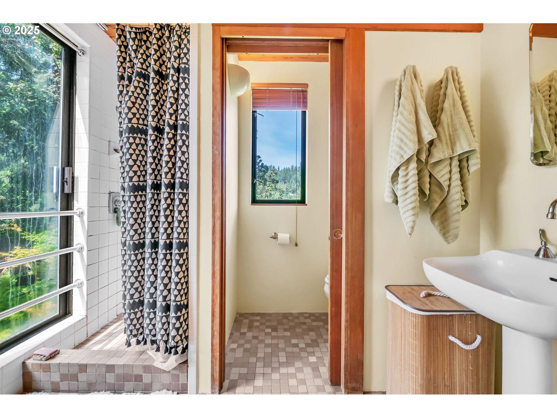 2696 Moon Mountain Drive Eugene, OR 97403 - Photo 32 of 48 a bathroom with a sink a toilet and shower