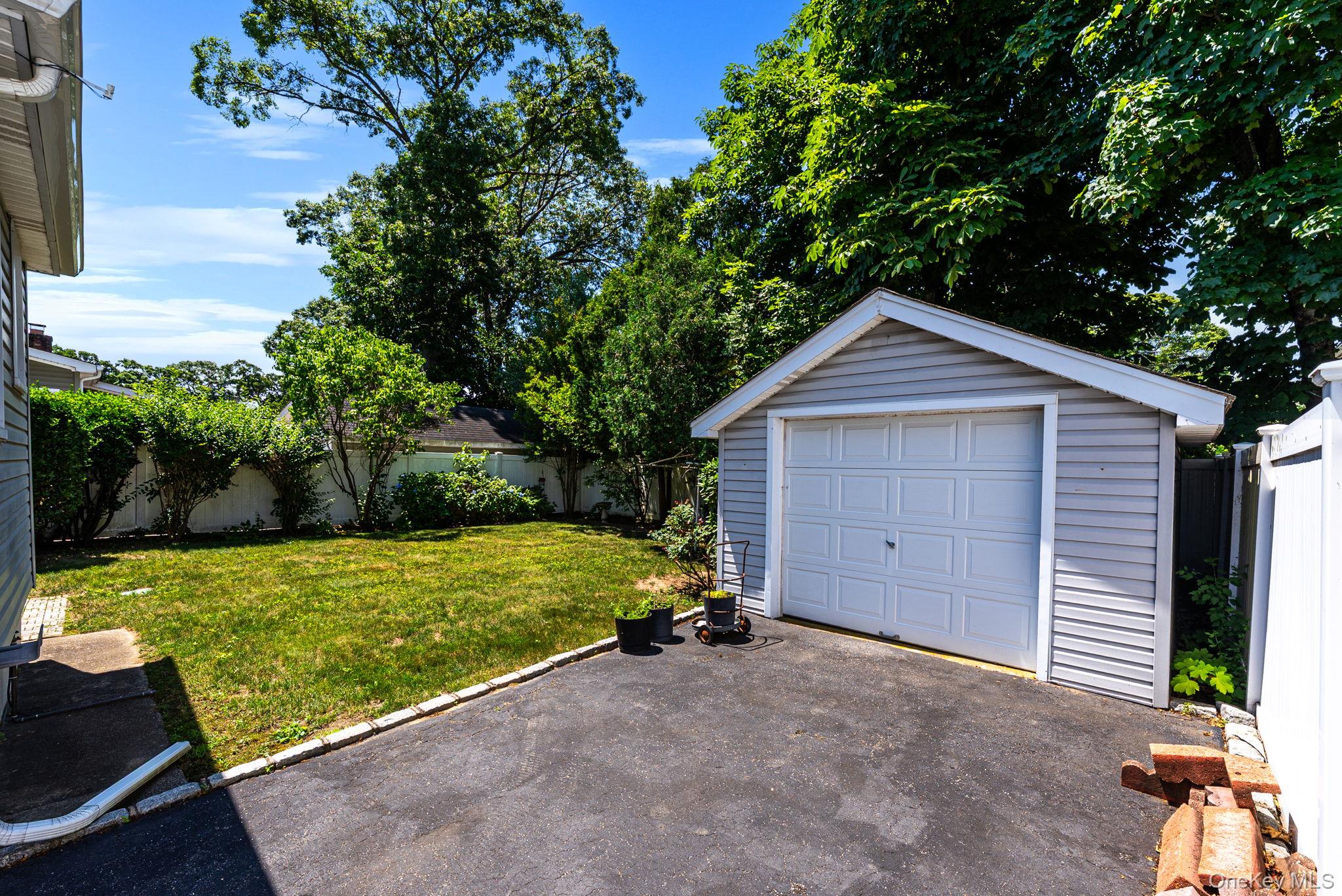 33 Sherman Street Merrick, NY 11566 - Photo 21 of 27