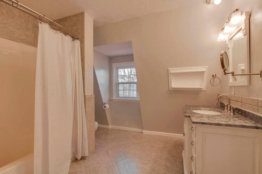 205 Old Calloway Road Kingston, TN 37763 - Photo 24 of 39 24_OldCallowayRoad_205_MasterBath01