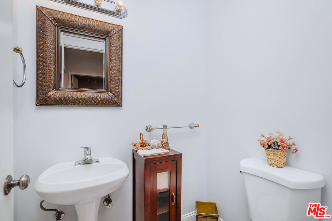 3701 Tilden Avenue Los Angeles, CA 90034 - Photo 20 of 29 a bathroom with a toilet sink and mirror