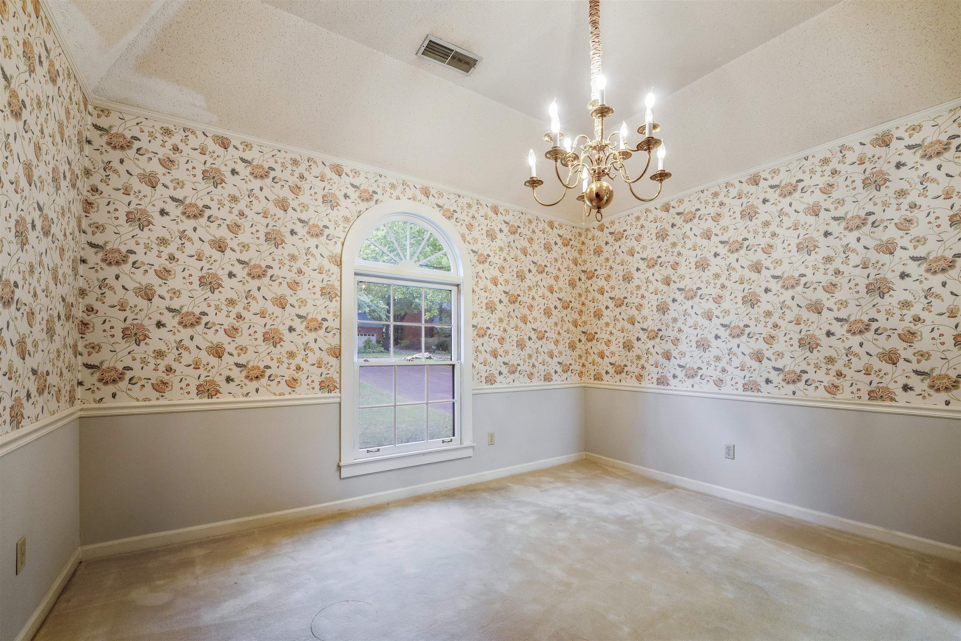 8497 Bazemore Road Memphis, TN 38018 - Photo 4 of 16 a view of a livingroom with window