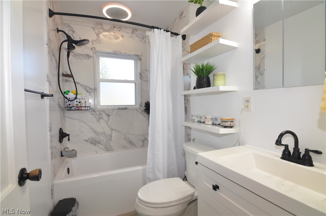378 Taylor Road Mansfield, OH 44903 - Photo 21 of 48 Full bathroom featuring vanity, shower / bath combo, and toilet