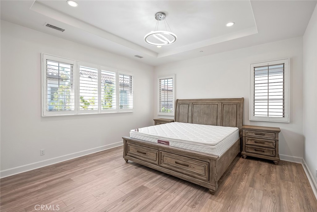 77 English Saddle Irvine, CA 92602 - Photo 23 of 35 a room with a bed and a window