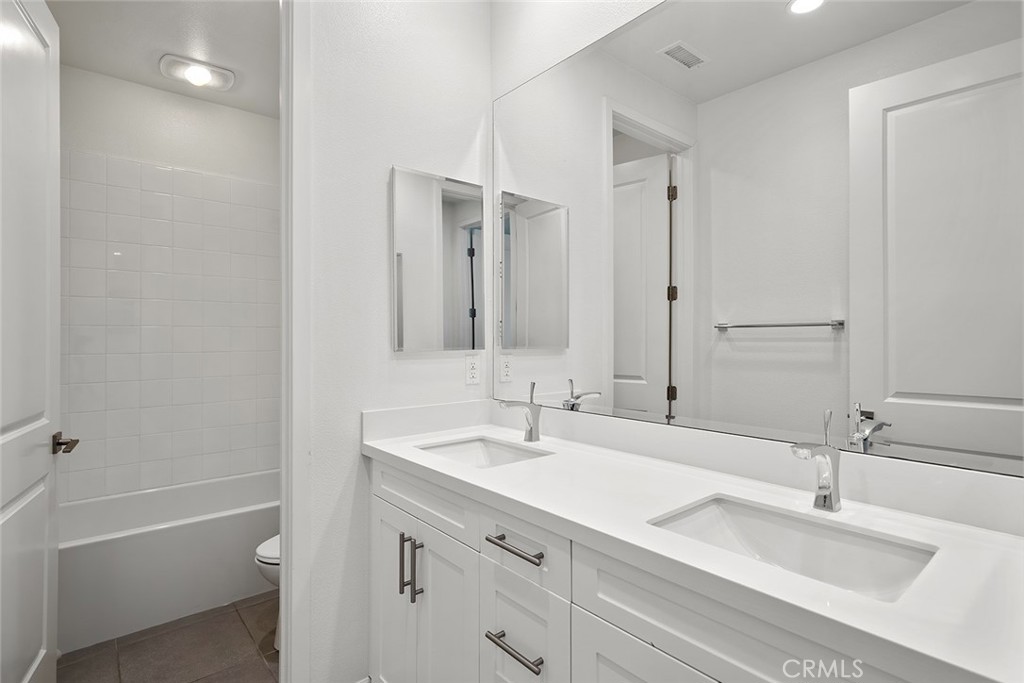 77 English Saddle Irvine, CA 92602 - Photo 34 of 35 a bathroom with a double vanity sink and a bathtub