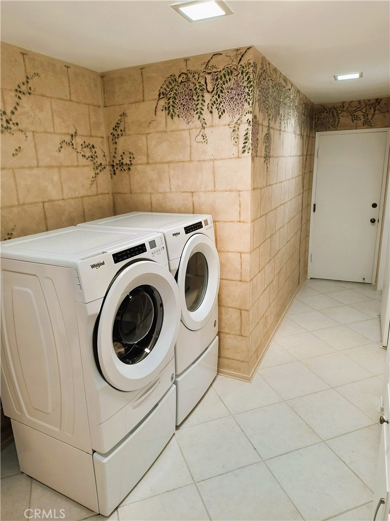 6 Whittier Court Rancho Mirage, CA 92270 - Photo 43 of 74 a utility room with dryer and washer