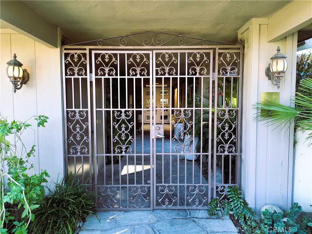 6 Whittier Court Rancho Mirage, CA 92270 - Photo 6 of 74 ENTRY FRONT GATES