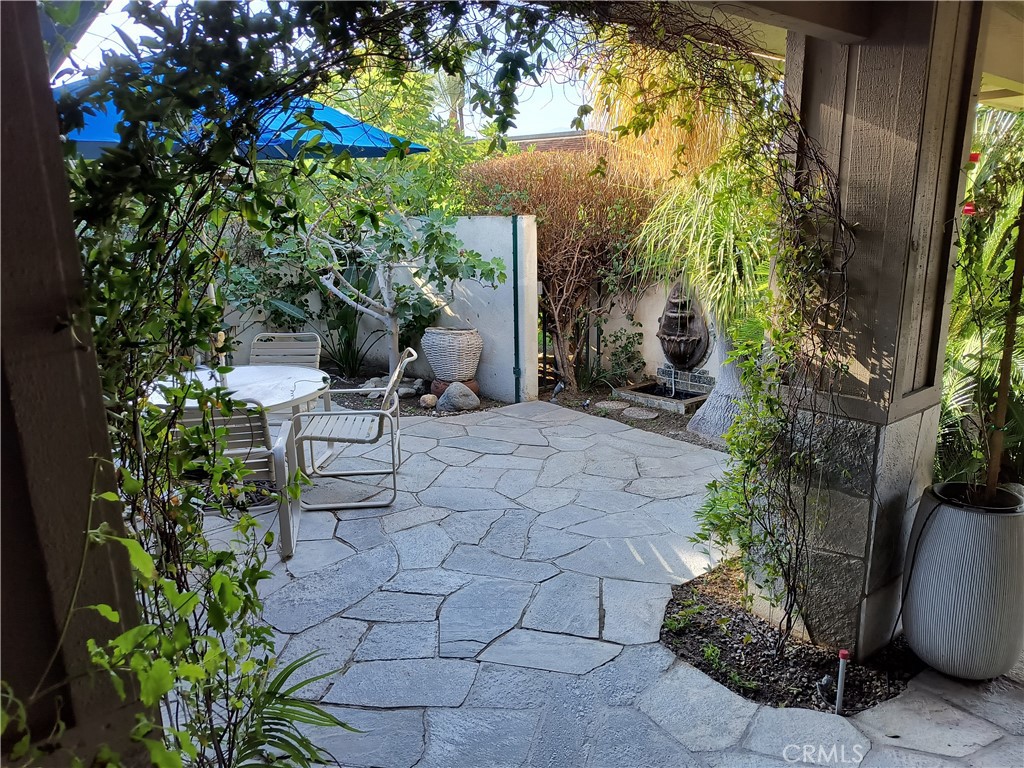 6 Whittier Court Rancho Mirage, CA 92270 - Photo 9 of 74 a backyard of a house with lots of green space